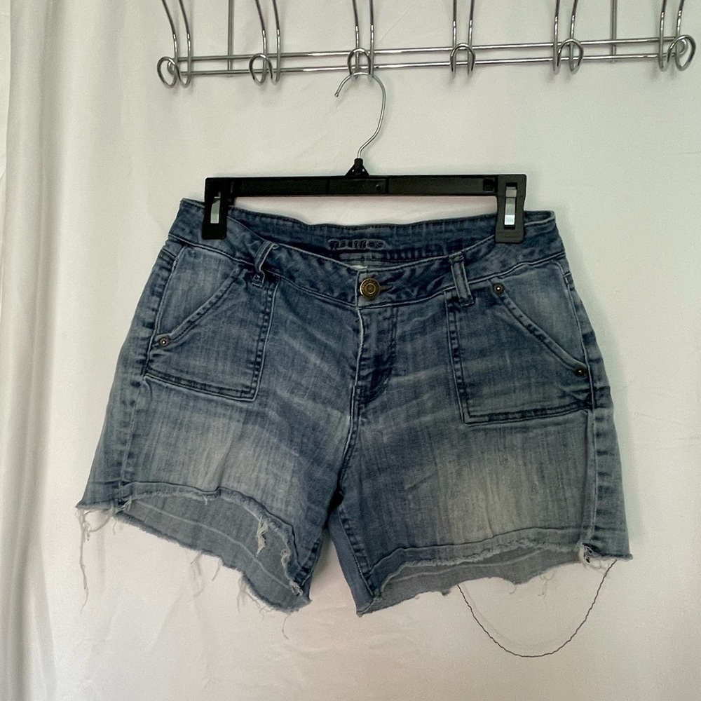 Maurices Blue Jean Shorts Casual Frayed Hem​​​​